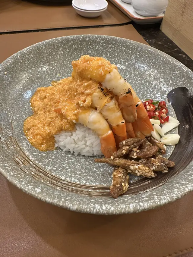 知名餐廳的蝦仁蓋飯，位於บรรทัดทอง