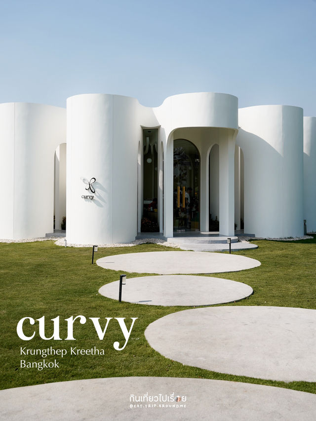 Curvy Dining คาเฟ่สีขาวโค้งมน ย่านกรุงเทพกรีฑา