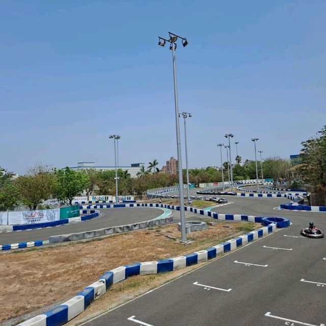 高雄｜高雄鈴鹿賽道樂園 ，飆速體驗超刺激！