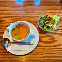 湖の近くにあるログハウスカフェ
