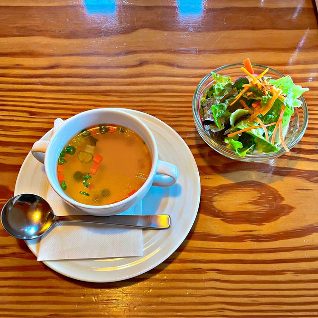 湖の近くにあるログハウスカフェ