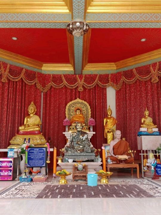 วัดจันทร์ตะวันตก สีเหลืองทองอร่าม งามตระการตา