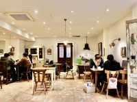 首爾｜3層樓黑色蝴蝶結咖啡廳美到不科學！Café Mooni Apgujeong首爾少女心爆棚必踩點，甜品精緻好拍又好吃