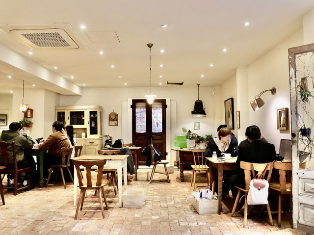 首爾｜3層樓黑色蝴蝶結咖啡廳美到不科學！Café Mooni Apgujeong首爾少女心爆棚必踩點，甜品精緻好拍又好吃