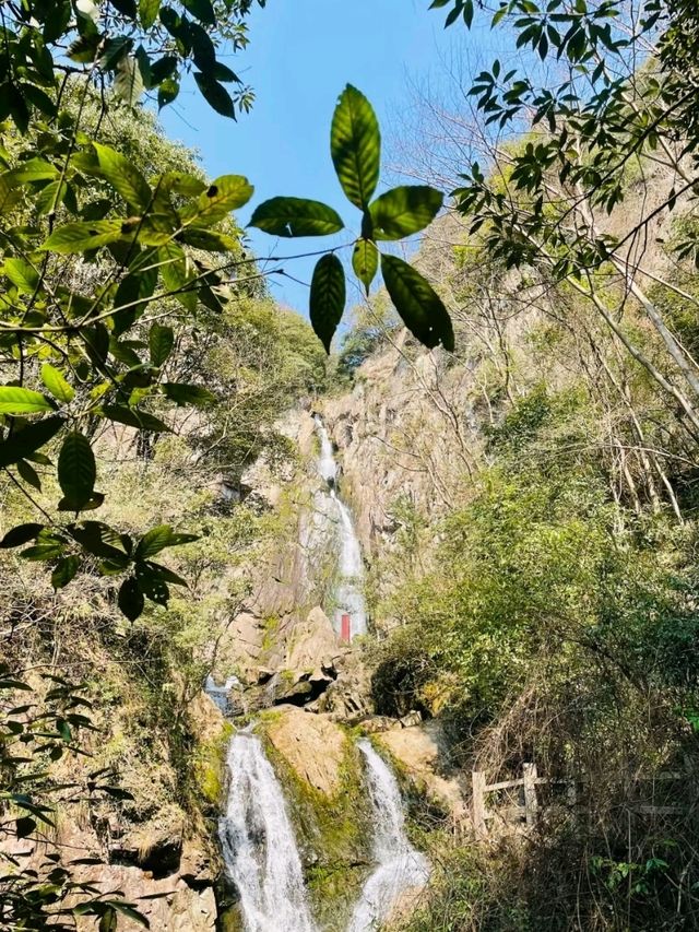 Baizhang Waterfall: A Majestic Cascade in Nature’s Embrace
