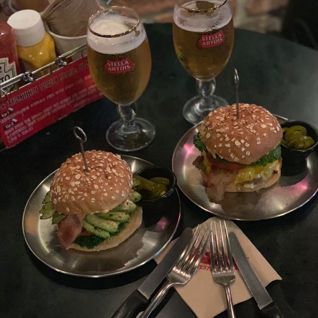 お店で焼いたパンで作るハンバーガー屋さん