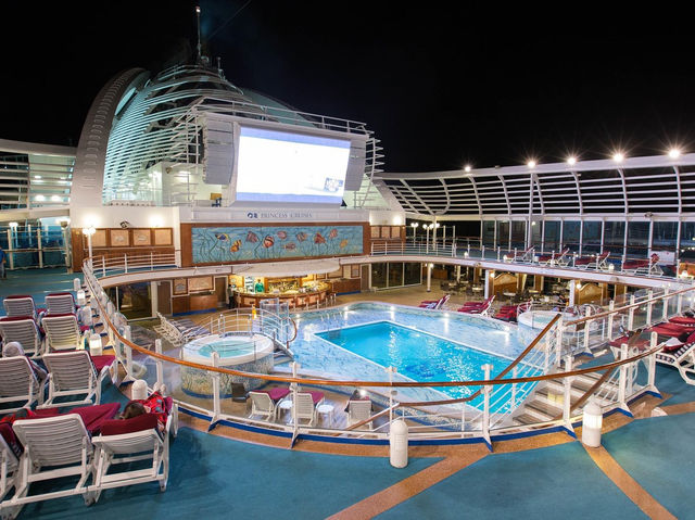 👑 Crown Princess Cruise: Royal Treatment with a Side of Sunshine! 🌞🚢 