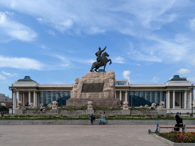 【モンゴル🇲🇳】ウランバートルの中心スフバートル広場