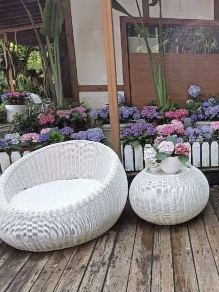 在全台首座精油博物館聞精油看繡球花海