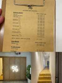 在胡志明咖啡公寓露台上，吹着微風