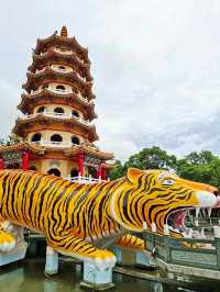 Dragon and Tiger Pagodasกลางน้ำ✨️