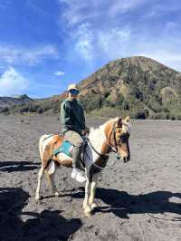【前往 Mt. Bromo 的路上，不只是一段「交通」🚙🗻】 這趟不是單純的移動，而是一場穿越火山沙海的冒險旅程。