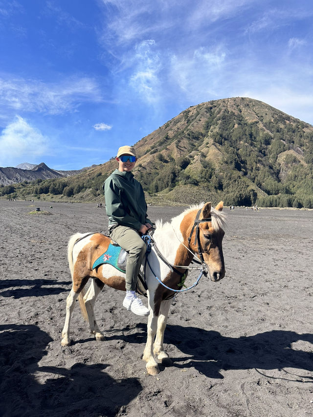 【前往 Mt. Bromo 的路上，不只是一段「交通」🚙🗻】 這趟不是單純的移動，而是一場穿越火山沙海的冒險旅程。