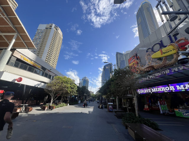 🛍️ 衝浪者天堂沙灘旁步行街散策：陽光沙灘旁的購物天堂