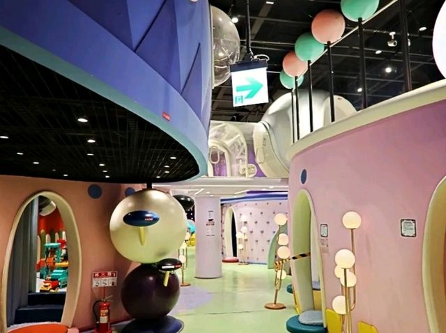 結合浩瀚宇宙、科幻未來、時尚設計、光影互動，吸引很多大人與小朋友來這裡玩樂。