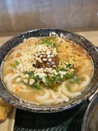 🍜機場裡的平價飽足感！那霸空港「はなまるうどん」烏龍麵與炸物自由搭配超滿足