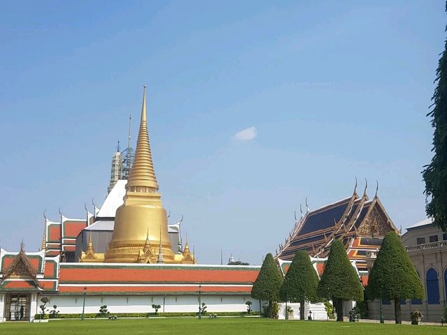 "Exploring Bangkok's Crown Jewel: The Grand Palace & Emerald Buddha"