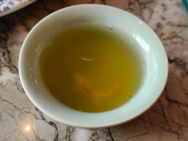 穿越老香江的味蕾之旅：《香江花月》海陸盛宴 🕰️🍽️踏入荃灣廣場的《香江花月》，瞬間被濃厚的懷舊氣息包圍，以懷舊衣車為靈感的裝潢，搭配復古縫紉機擺設，完美重現50年代香江風華 ✂️🏮。