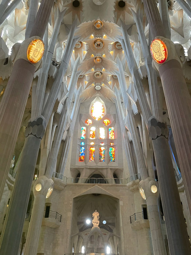 巴塞羅那大教堂（Catedral de Barcelona）深度遊覽指南  ——哥特式瑰寶、千年宗教藝術與隱秘庭院