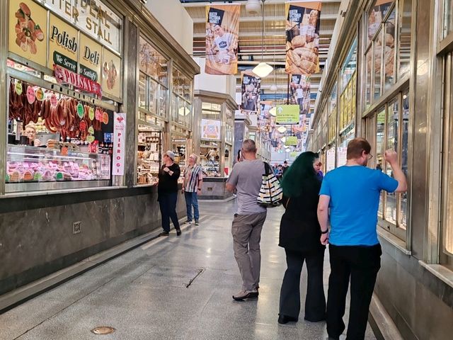 维多利亚女王市场：墨尔本百年历史地标，美食与文化的狂欢地