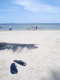 พานั่งปิคนิคริมหาดบางแสน ชลบุรี