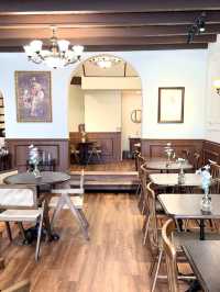 Three-Storey Vintage Charm Just Minutes from the Checkpoint