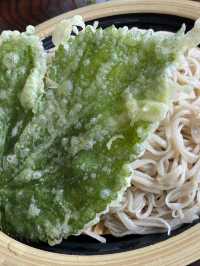 【夏旅×信州2泊3日】  安曇野で人気の蕎麦店 太めの手打ち麺と大きな明日葉天ぷら