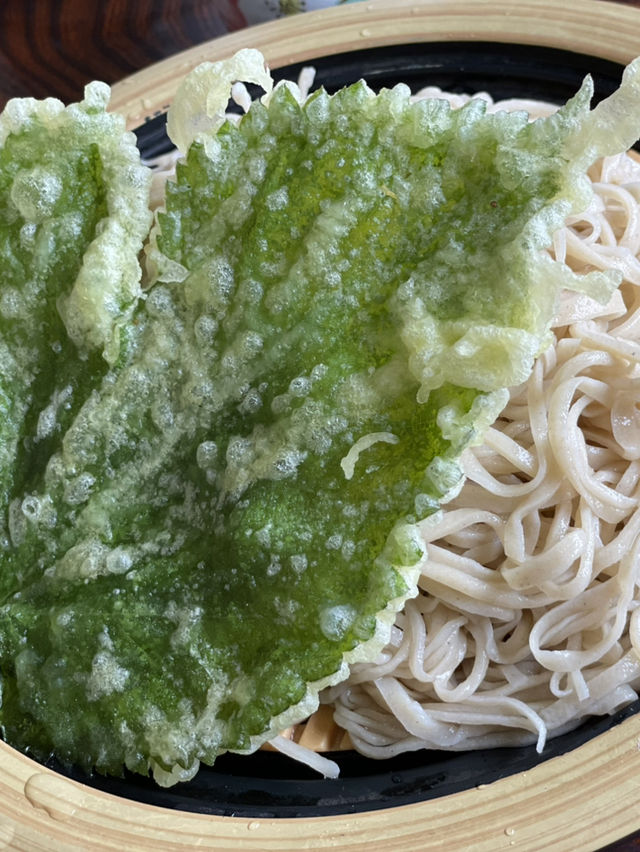 【夏旅×信州2泊3日】  安曇野で人気の蕎麦店 太めの手打ち麺と大きな明日葉天ぷら