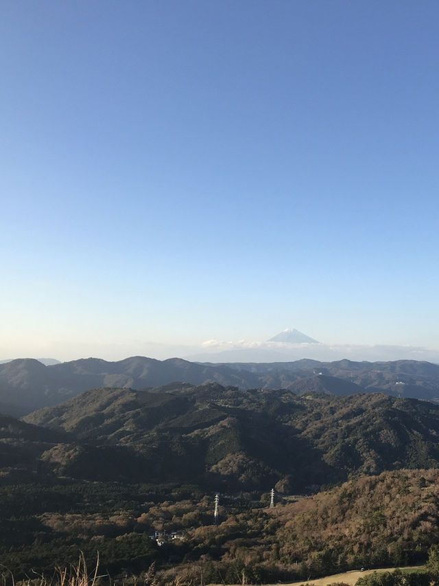 【静岡県　伊東市　富士山を望む大室山リフトとお鉢周り】