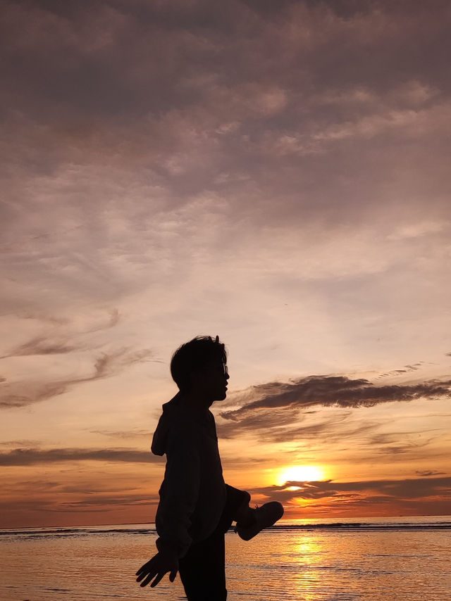 🌅 Sunset at Tanjung Aru – KK’s Golden Hour You’ll Never Forget 🌴✨