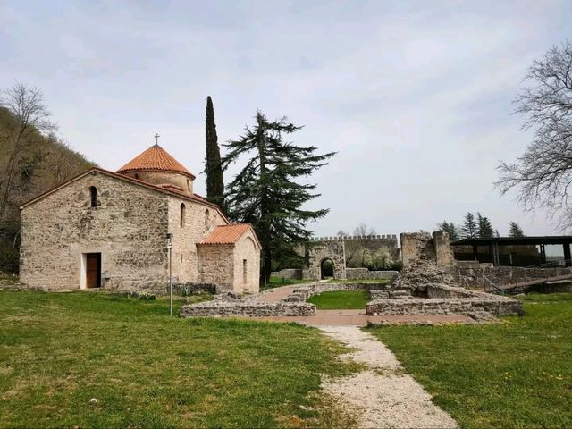Hidden Ruins and Epic Vibes at Nokalakevi Fortress