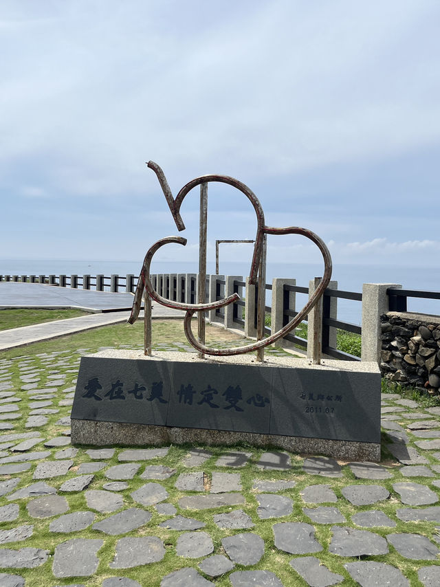 💕 Twin-Hearts Stone Weir — Penghu’s Romantic Ocean Trap 💗🌊