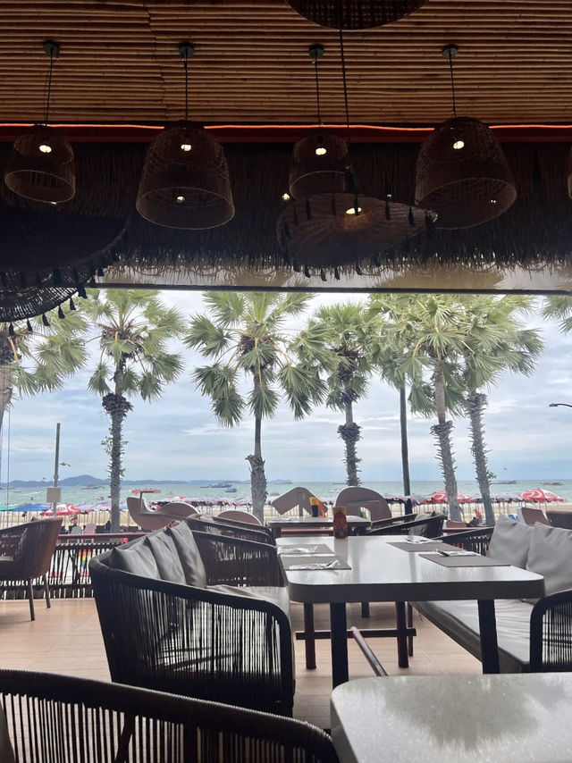 Fat Coco Beach Club ร้านสุดเก๋ริมทะเลพัทยา
