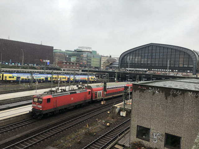  【ハンブルク中央駅｜ドイツ・ハンブルク 「ヨーロッパの旅が動き出す場所。人と時間が交差する壮大なステーション」】