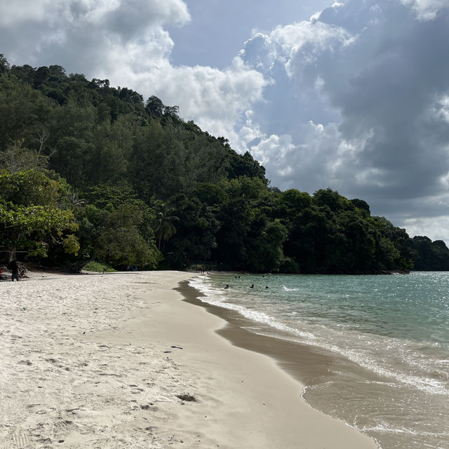 🌴 Pantai Cenang Is Where Island Dreams Come True in Langkawi