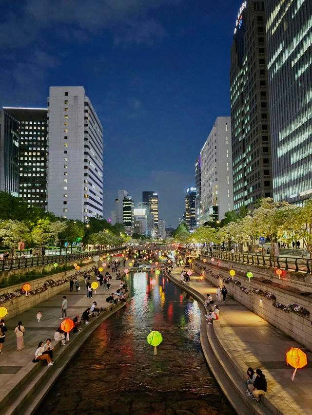 Cheonggyecheon at night