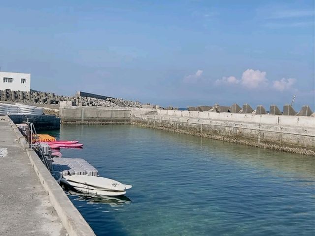 🌊 藍天碧海間的勇者試煉｜小琉球「厚石魚澳」浮潛天堂與跳海熱點