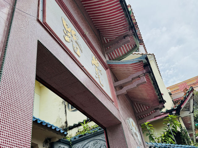 Wandering Through Kek Lok Si’s Hidden Paths 