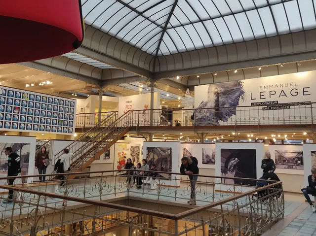 【タンタンに会える場所📚】ベルギー漫画センター（Centre Belge de la Bande Dessinée）