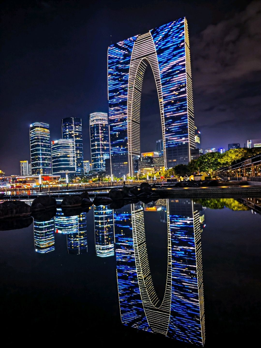 蘇州金雞湖周圍的風景真是美不勝收。你可以從蘇州時代廣場開始，這裡能欣賞到城市令人驚嘆的現代景觀。如果你願意，還可以搭乘摩天輪，從高空俯瞰湖景！

繞過摩天輪後，你可以往右走，沿著湖邊漫步。沿途會看到歐式風格的餐廳，看起來非常溫馨。他們會有現場音樂表演，食物看起來也很美味。

走一段時間後，你最終會抵達東方之門，這是蘇州的主要市中心！

玩得開心！