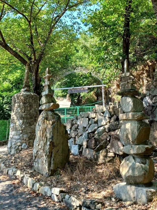 구절산 폭포암의 돌탑들
