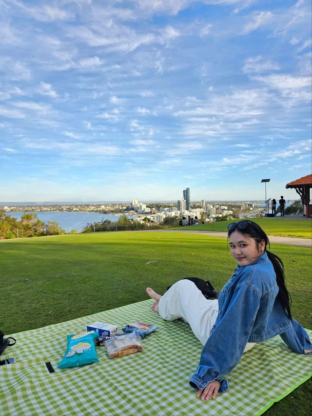 Sunset Vibes & City Views: Picnicking at Kings Park, Perth 🌅✨