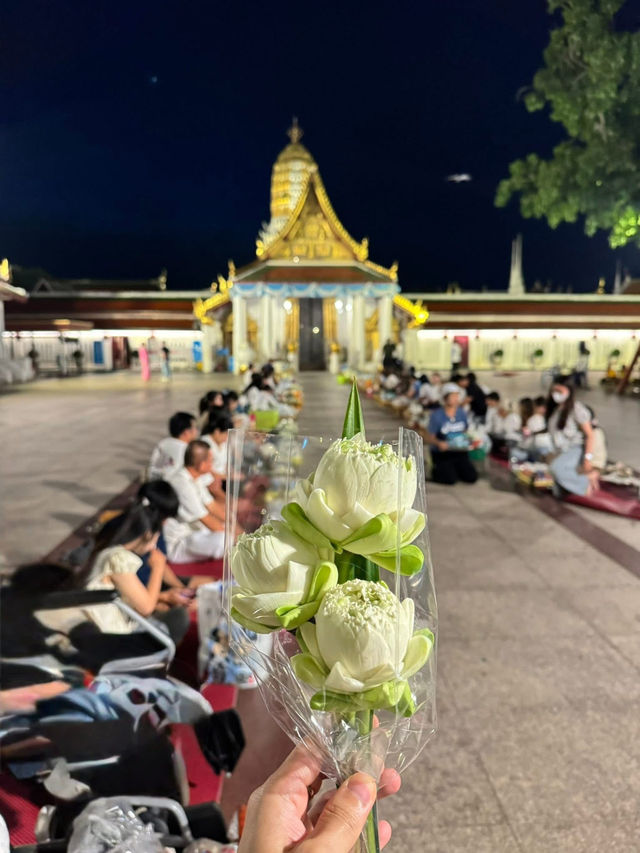 ตักบาตรรับอรุณ ณ วัดพระใหญ่ เมืองสองแคว 🙏