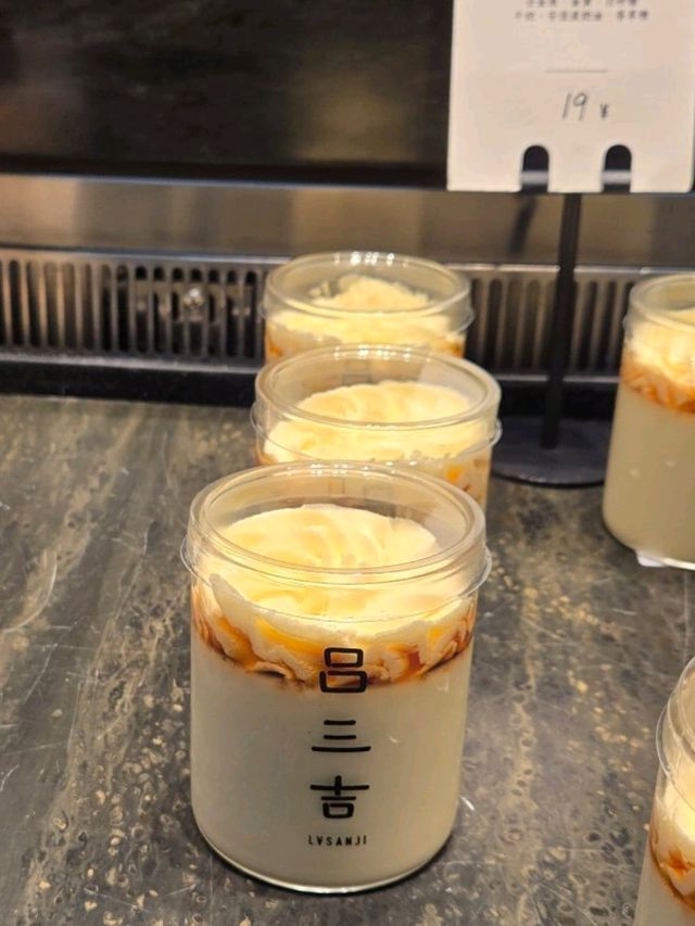 暗黑系裝潢甜品店新體驗
