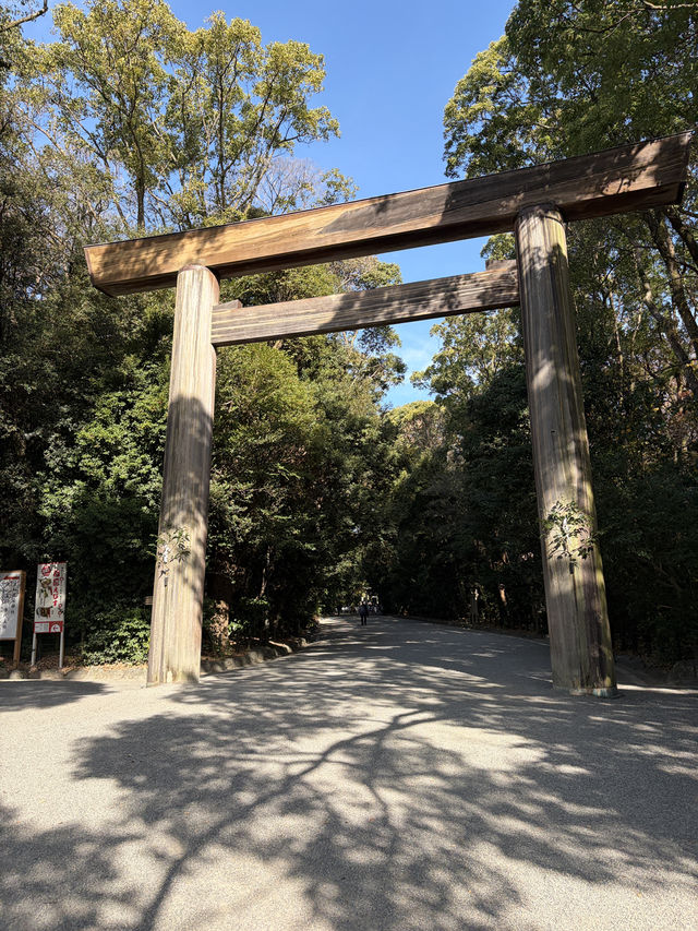 熱田深宮的靜謐一日:從森道鳥居走到草地盡頭,那座訴說千年故事的熱田神宮博物館 熱田深宮的靜謐一日:從森道鳥居走到草地盡頭,那座訴說千年故事的熱田神宮博物館