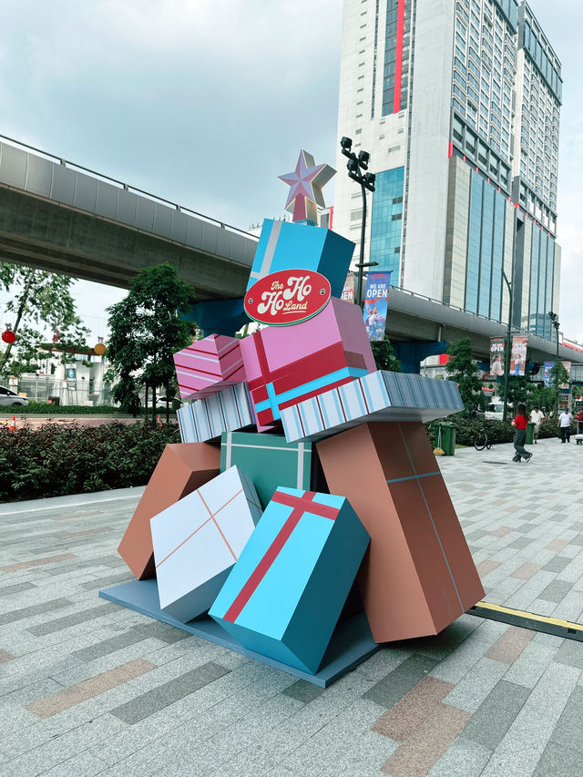 Malaysia’s Xmas Blazer Bash: Sunway Square Vibes 🎄✨ Malaysia’s Xmas Blazer Bash: Sunway Square Vibes 🎄✨