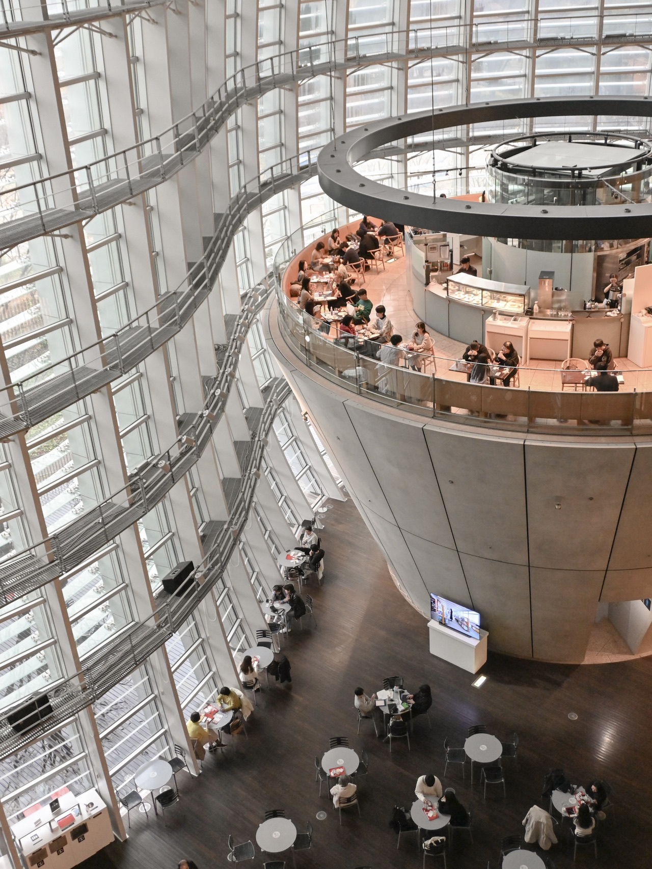 I've put together a list of highly recommended spots for repeat visitors who have already been to Tokyo a few times!
Every single one of these locations is highly photogenic✨ As a photography lover myself, I had a blast sightseeing while snapping some great shots😊
①②③ The National Art Center, Tokyo
While enjoying the art exhibitions is a given, the building itself is an absolute masterpiece! It was designed by Kisho Kurokawa, one of Japan's leading architects. Beautiful from absolutely any angle, this piece of architecture is well worth a visit.
④⑤ Meiji Jingu
It's hard to believe such a vast, sacred sanctuary exists right in the middle of bustling Tokyo! The atmosphere is incredibly solemn. Especially for international visitors, swinging by iconic Japanese shrines and temples like this, while also soaking in Tokyo's metropolis and modern culture, will definitely elevate your trip😊
⑥⑦⑧ National Diet Building
I decided to visit after finding out you can take a tour without a reservation. You just walk through the visitor's entrance on the day of, fill out an application form, go through a security check, and you're in.
Seeing the actual Diet chambers I've only ever seen on TV was so exciting! It’s highly educational, too✏️
Best of all, the tour is completely free😊 I highly recommend this to Tokyo repeaters who are on the hunt for their next destination!
⑨⑩ Tokyo Camii
A Turkish culture center. Who knew there was such a stunning mosque in Tokyo?🕌✨
No reservations are required for small groups. Plus, admission and tours are totally free! Keep in mind, though, that this is a sacred place, so please be mindful of your manners.
Avoid wearing revealing clothing. Women are required to cover their heads with a scarf. I didn't bring one with me, but I was able to borrow one right at the entrance!
I was told that taking photos with a dedicated camera is a no-go, but smartphones are fine. I followed their instructions, so the photos posted here were all shot on my iPhone. Since rules are subject to change, it's always best to double-check with the staff when you get there.
Also, the shop inside is highly recommended! They sell food products from Turkey and various other countries, making souvenir shopping a lot of fun😊
That's a wrap on my recommended spots for repeat visitors to Tokyo!
If you feel like you've already done all the typical Tokyo sightseeing, definitely give these places a try✨