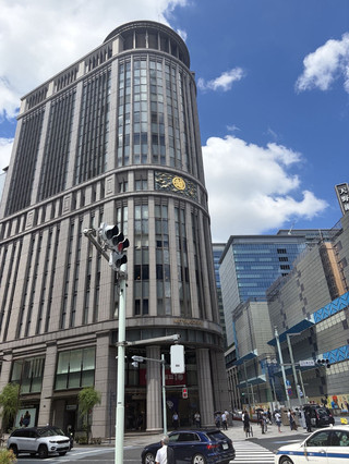 在日本橋唯一的古典建築中購物。