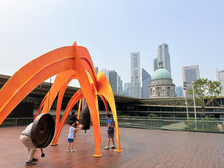 Ng Teng Fong Roof Garden Gallery 🌿🏙️

มุมพักผ่อนบนดาดฟ้าที่ซ่อนตัวอยู่ท่ามกลางย่านธุรกิจของสิงคโปร์ ที่นี่คือ Ng Teng Fong Roof Garden Gallery จุดเด่นไม่ได้มีแค่สวนบนอาคาร แต่เป็นพื้นที่ที่ผสมผสาน ศิลปะ สถาปัตยกรรม และวิวเมือง ไว้ด้วยกัน

ไฮไลต์ที่สะดุดตาที่สุดคือ ประติมากรรมสีส้มขนาดใหญ่ รูปทรงคล้ายซุ้มโค้งหลายชั้น พร้อมเครื่องดนตรีที่สามารถตีให้เกิดเสียงได้ กลายเป็นทั้งงานศิลปะและพื้นที่ให้ผู้มาเยือนได้มีส่วนร่วม

จากบริเวณดาดฟ้ายังมองเห็นอาคารสำคัญของสิงคโปร์ โดยเฉพาะ Old Supreme Court / National Gallery Singapore และเส้นขอบฟ้าของย่าน Downtown Core ได้แบบกว้าง ๆ

อีกมุมที่น่าสนใจคือผนังสีส้มที่เรียงตัวเป็นช่อง ๆ รวมถึงพื้นที่สีเขียวบนดาดฟ้า ทำให้สถานที่แห่งนี้มีทั้งมุมถ่ายรูปแบบโมเดิร์นและมุมชมเมืองในที่เดียว

📍 Ng Teng Fong Roof Garden Gallery, Singapore
⏱️ ใช้เวลาประมาณ 30–60 นาที
📸 เหมาะกับคนที่ชอบสถาปัตยกรรม งานศิลปะ และมุมถ่ายรูปที่ไม่ค่อยซ้ำกับแลนด์มาร์กหลัก

เป็นอีกหนึ่ง hidden spot กลางเมืองสิงคโปร์ ที่เดินมาแล้วได้ทั้งงานศิลปะและวิวเมือง โดยไม่ต้องเสียเวลาออกไปไกลจากย่าน Downtown

ภาพถ่ายจากต้นฉบับที่ถ่ายด้วยตัวเอง

#NgTengFong #Singapore #SingaporeArchitecturee #HiddenSpot #มือสมัครเที่ยว