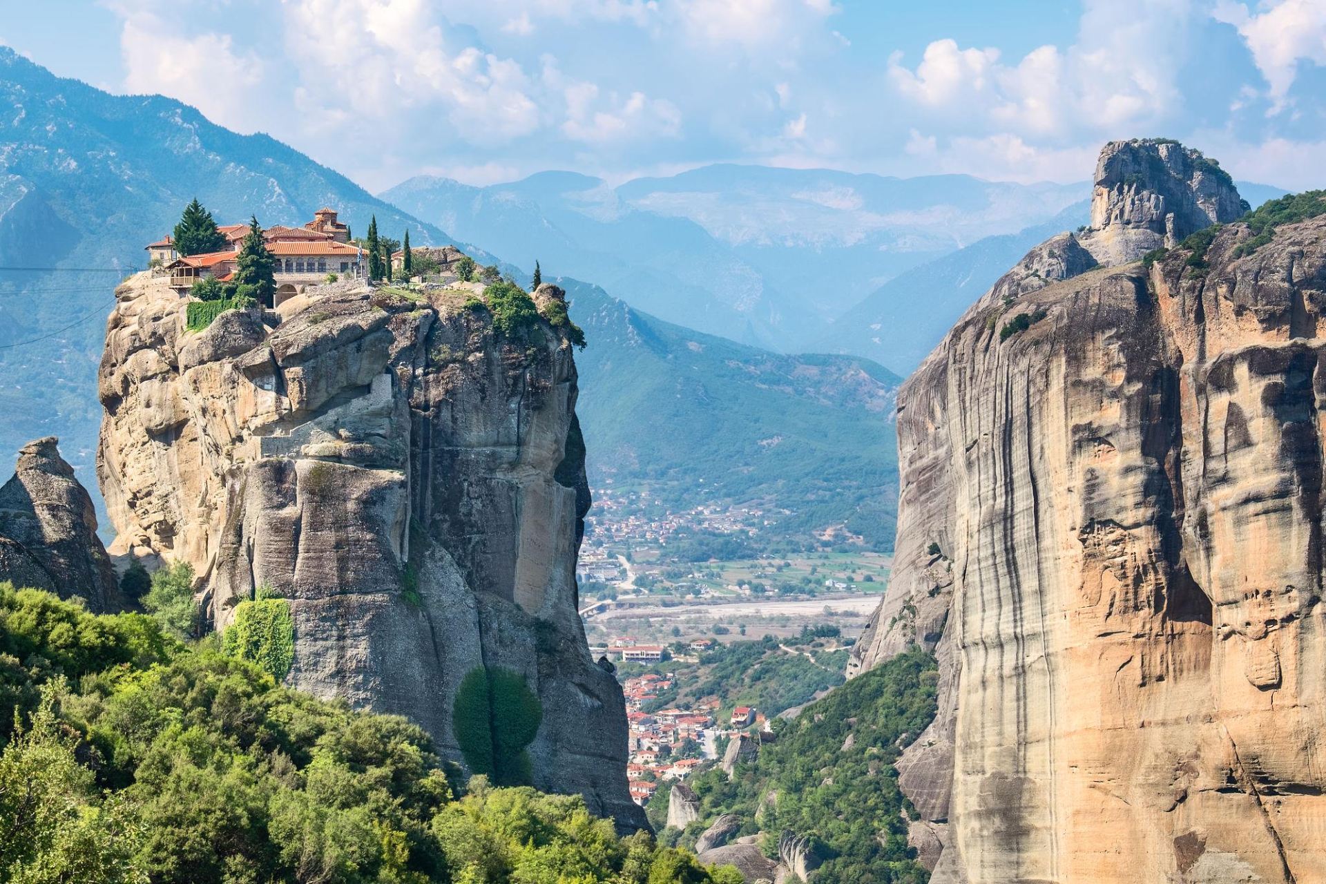 ⛰️ Meteora: Monasteries Suspended in the Sky!